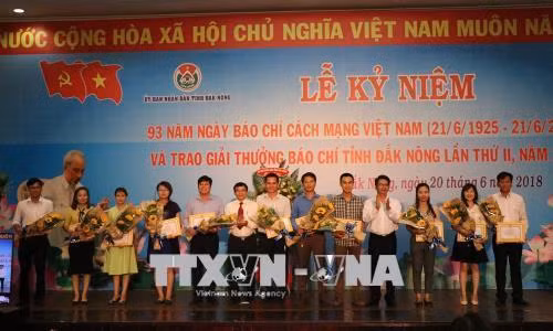 Ban tổ chức trao tặng giải B cho các tác giả đạt giải. Ảnh: Ngọc Minh - TTXVN Ban tổ chức trao tặng giải khuyến khích cho các tác giả đạt giải. Ảnh: Ngọc Minh - TTXVN