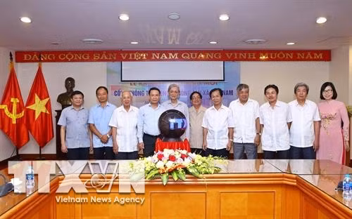 Các thế hệ lãnh đạo TTXVN tại buổi lễ ra mắt Cổng thông tin điện tử. Ảnh: Minh Quyết - TTXVN