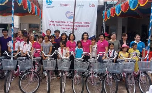 Tặng xe đạp cho học sinh có hoàn cảnh khó khăn. Ảnh: K GỬIH -TTXVN