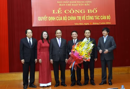 Phó Thủ tướng Chính phủ Nguyễn Xuân Phúc và các đồng chí trong Ban Chỉ đạo Tây Bắc tặng hoa chúc mừng đồng chí Hầu A Lềnh tại buổi lễ. Ảnh: Thế Duyệt – TTXVN