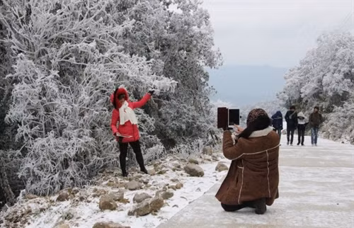Nhiều bạn trẻ đã không bỏ lỡ cơ hội này để lưu lại những khoảnh khắc đẹp về băng tuyết.