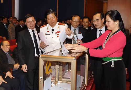 Các đại biểu bỏ phiếu bầu Ban Chấp hành Trung ương Đảng khoá XII. Ảnh: TTXVN