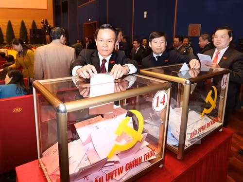 Ông Nguyễn Đức Lợi, Bí thư Đảng ủy, Tổng giám đốc TTXVN, đại biểu Đoàn Đảng bộ Khối các Cơ quan Trung ương và các đại biểu bỏ phiếu bầu Ban Chấp hành Trung ương khóa XII. (Ảnh: TTXVN)