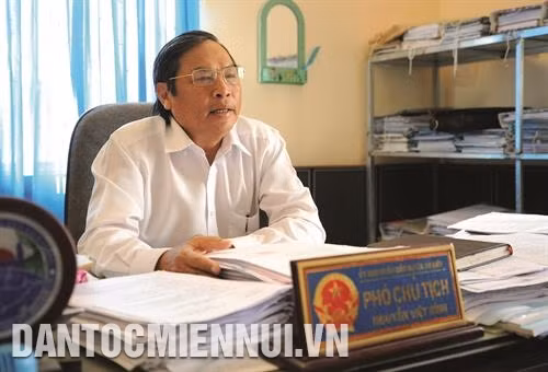 “Do nguồn kinh phí có hạn, khi triển khai các dự án đầu tư ở các xã đặc biệt khó khăn vùng bãi ngang ven biển và hải đảo, chúng tôi chủ động lồng ghép nhiều nguồn vốn để tập trung đầu tư xây dựng các công trình hạ tầng thiết yếu, vừa góp phần nâng cao đời sống của đồng bào vừa hỗ trợ chuyển đổi sản xuất theo hướng nâng cao giá trị sản phẩm trên một đơn vị diện tích, thích ứng với biến đổi khí hậu, tạo sinh kế bền vững…” Ông Nguyễn Việt Bình - Phó Chủ tịch Ủy ban Nhân dân huyện An Biên (Kiên Giang).