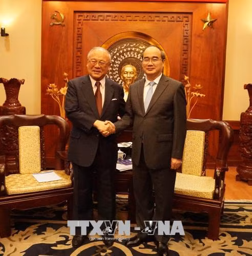 Đồng chí Nguyễn Thiện Nhân tiếp ôngTsutomu Takebe. Ảnh: Thu Hoài – TTXVN