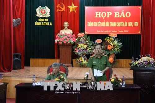 Đại tá Phùng Tiến Triển, Phó Giám đốc Công an tỉnh Sơn La, trả lời các cơ quan báo chí về chuyên án. Ảnh: Hữu Quyết – TTXVN