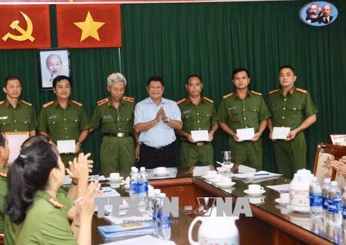 Phó Chủ tịch UBND Thành phố Hồ Chí Minh Huỳnh Cách Mạng trao thưởng cho cán bộ chiến sỹ có thành tích phá các vụ án ma tuý lớn trong thời gian qua. Ảnh: Thành Chung – TTXVN