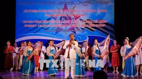NSND Trần Hiếu cùng Đoàn nghệ thuật Hội Hữu nghị Việt - Nga biểu diễn chào mừng tại lễ kỷ niệm. Ảnh: Thế Anh-TTXVN