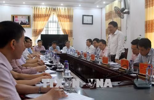 Lãnh đạo Ngân hàng chính sách xã hội làm việc ở huyện Mường Tè và lắng nghe tâm nguyện vọng của bà con dân tộc vay vốn ưu đãi. Ảnh: Việt Hoàng - TTXVN