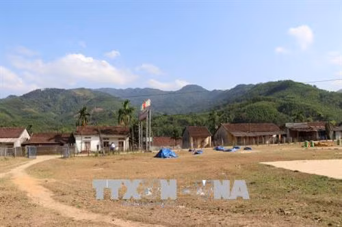 Khu dân cư nằm trong lòng hồ Đồng Mít sẽ được dời đến địa điểm mới. Ảnh: Phạm Kha - TTXVN