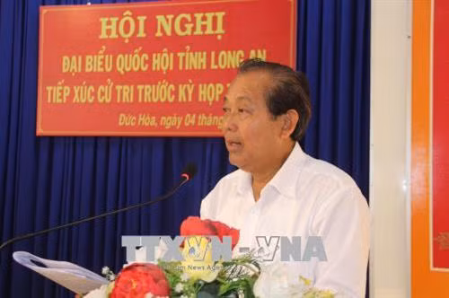 Cử tri Trần Thị Huyền Nga (huyện Đức Hòa) nêu kiến nghị với Đại biểu Quốc hội. Ảnh: Bùi Giang-TTXVN
