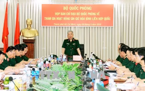 Thượng tướng Nguyễn Chí Vịnh, Thứ trưởng Bộ Quốc phòng chỉ đạo các bộ phận hoàn thiện Bệnh viện dã chiến. Ảnh: Đinh Hằng – TTXVN