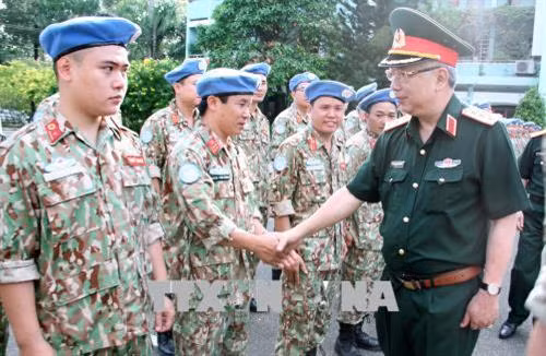 Thượng tướng Nguyễn Chí Vịnh, Thứ trưởng Bộ Quốc phòng động viên tinh thần cán bộ, nhân viên Bệnh viện dã chiến. Ảnh: Đinh Hằng – TTXVN