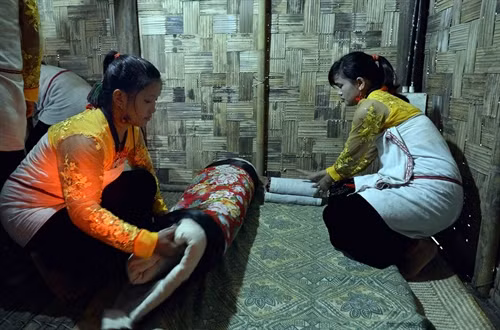 Thành viên trong gia đình sắp xếp nơi ngủ của mình