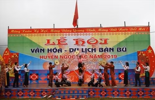 Một tiết mục văn nghệ của các cô gái Mường trong Lễ hội Bàn Bù. Ảnh Hoa Mai – TTXVN