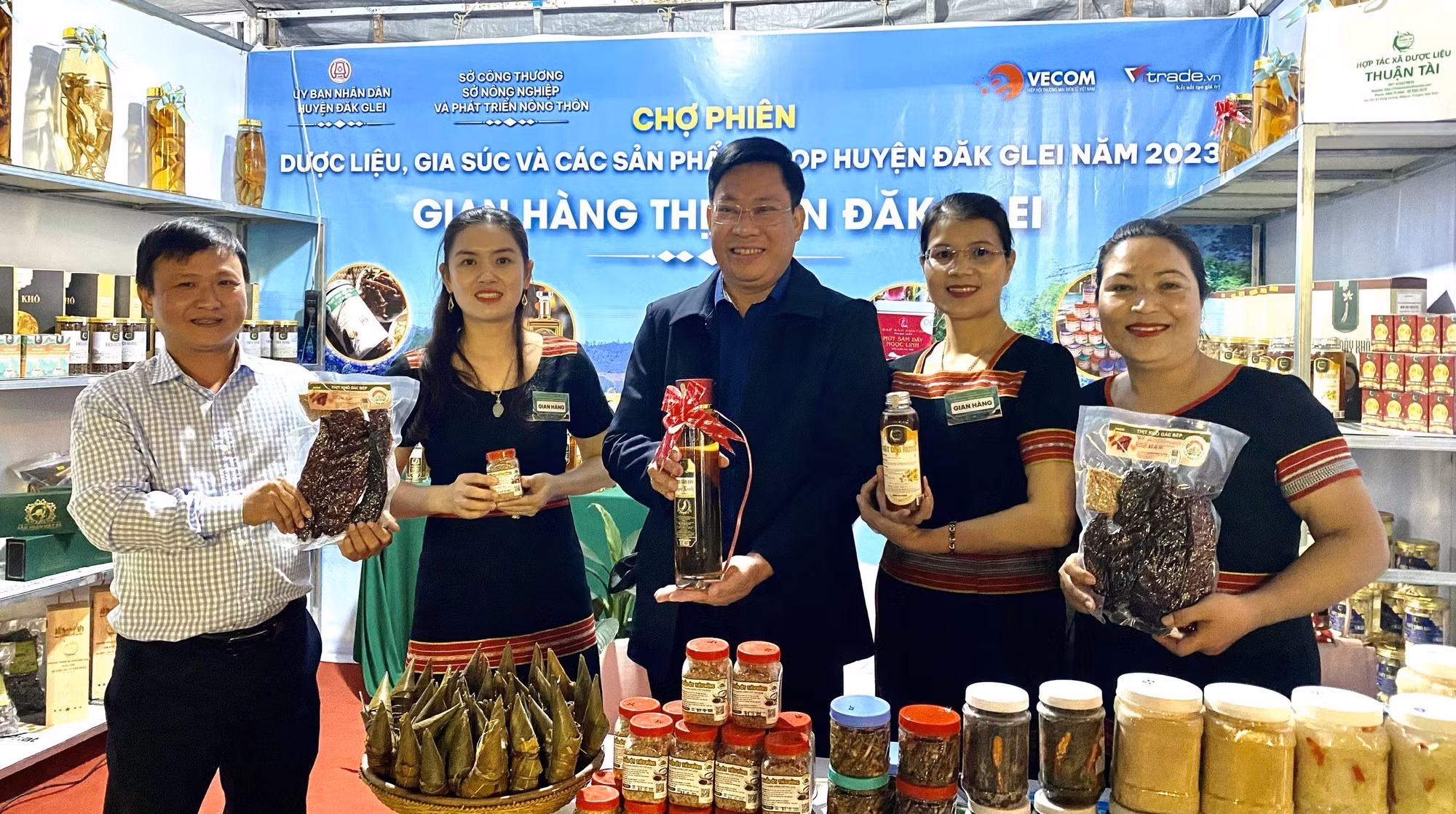 Độc đáo Chợ phiên dược liệu - gia súc và các sản phẩm OCOP vùng biên giới ảnh 2 Độc đáo Chợ phiên dược liệu - gia súc và các sản phẩm OCOP vùng biên giới ảnh 2