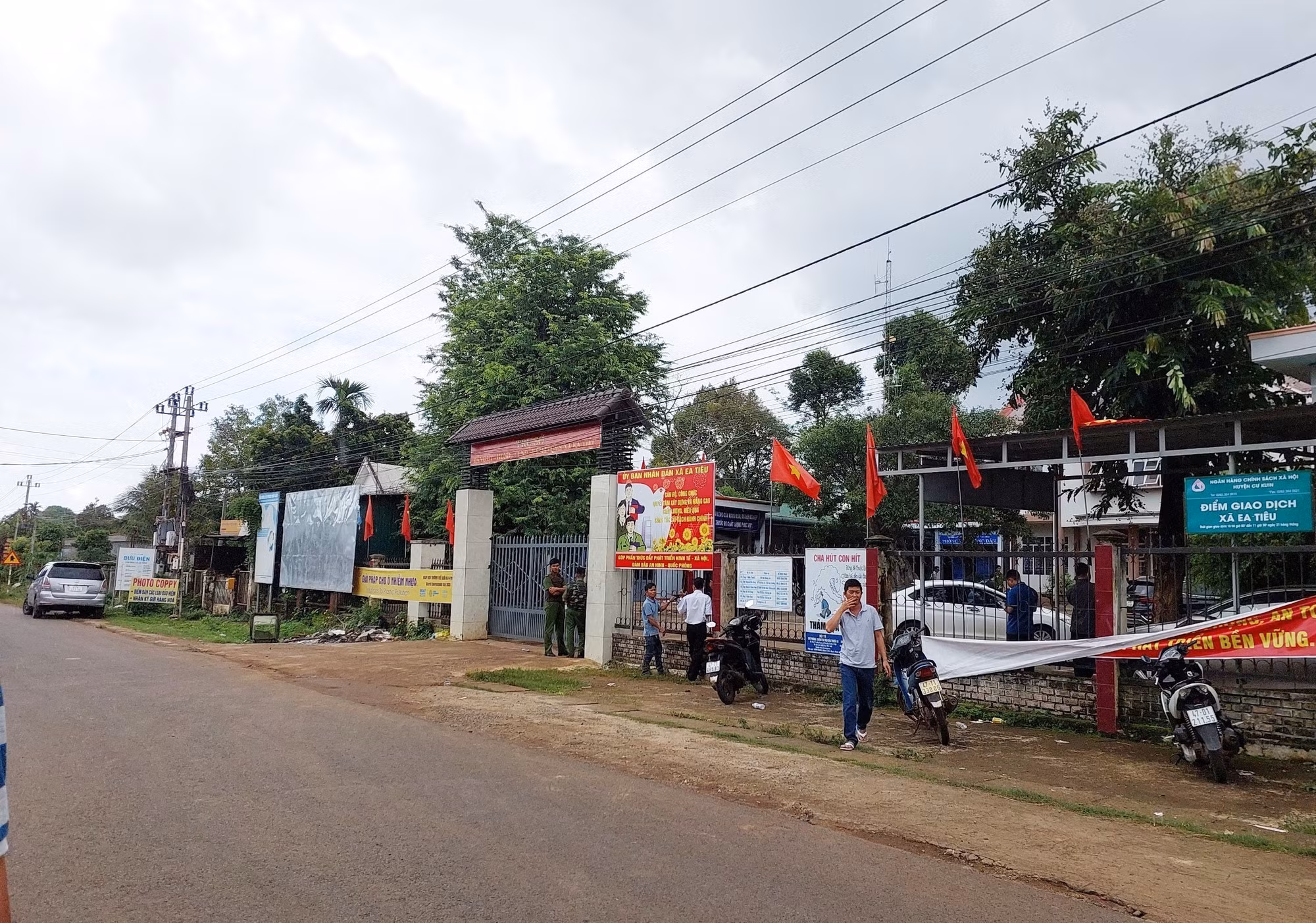 Vụ dùng súng tấn công trụ sở Công an xã ở Đắk Lắk: Bắt được 6 đối tượng, giải cứu 2 con tin ảnh 2