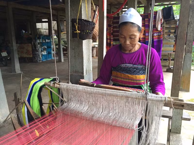 Bảo tồn nghề dệt thổ cẩm truyền thống gắn với phát triển du lịch bền vững ở Mai Châu ảnh 1