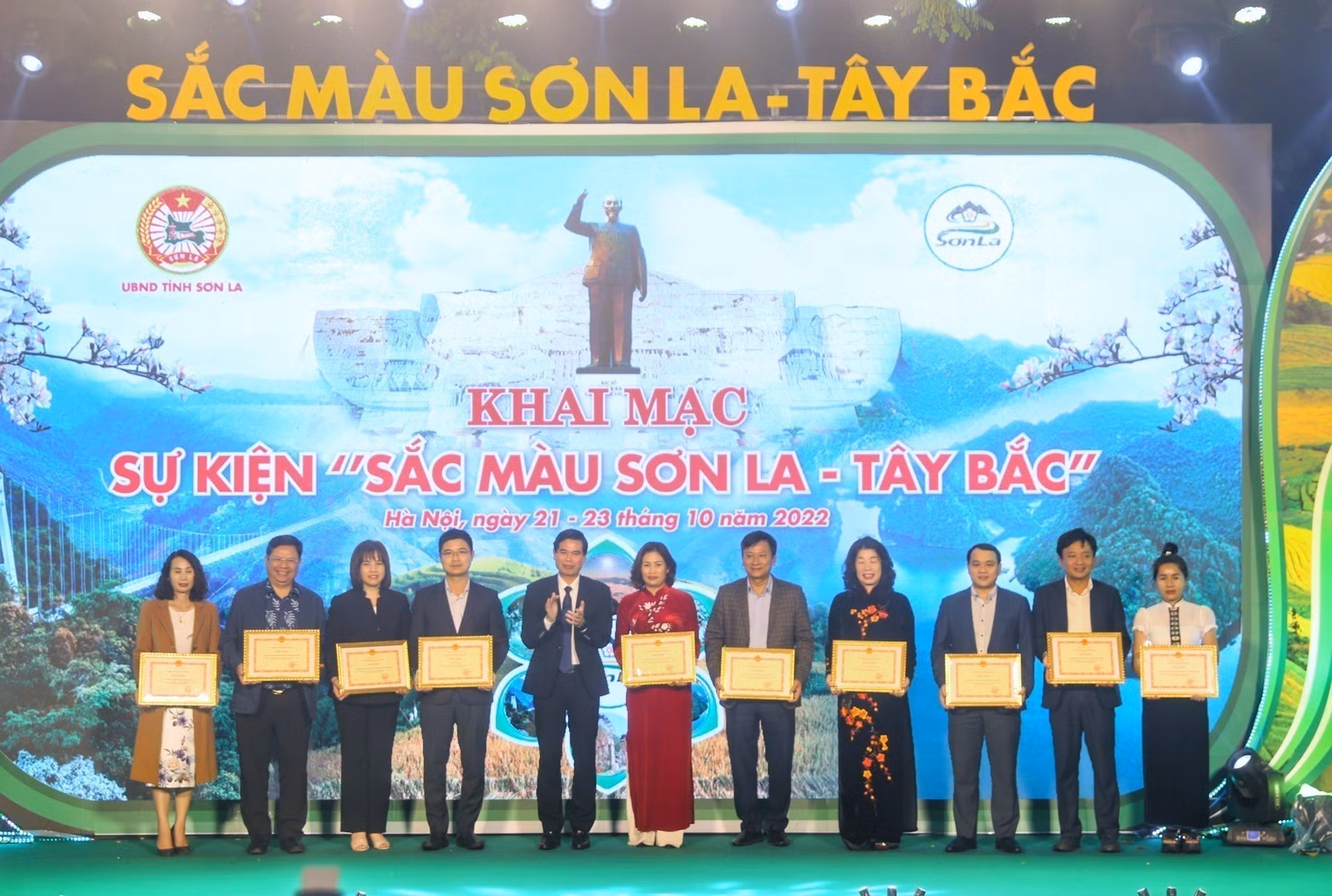 Không gian đi bộ hồ Hoàn Kiếm rực rỡ sắc màu các dân tộc Sơn La - Tây Bắc ảnh 2