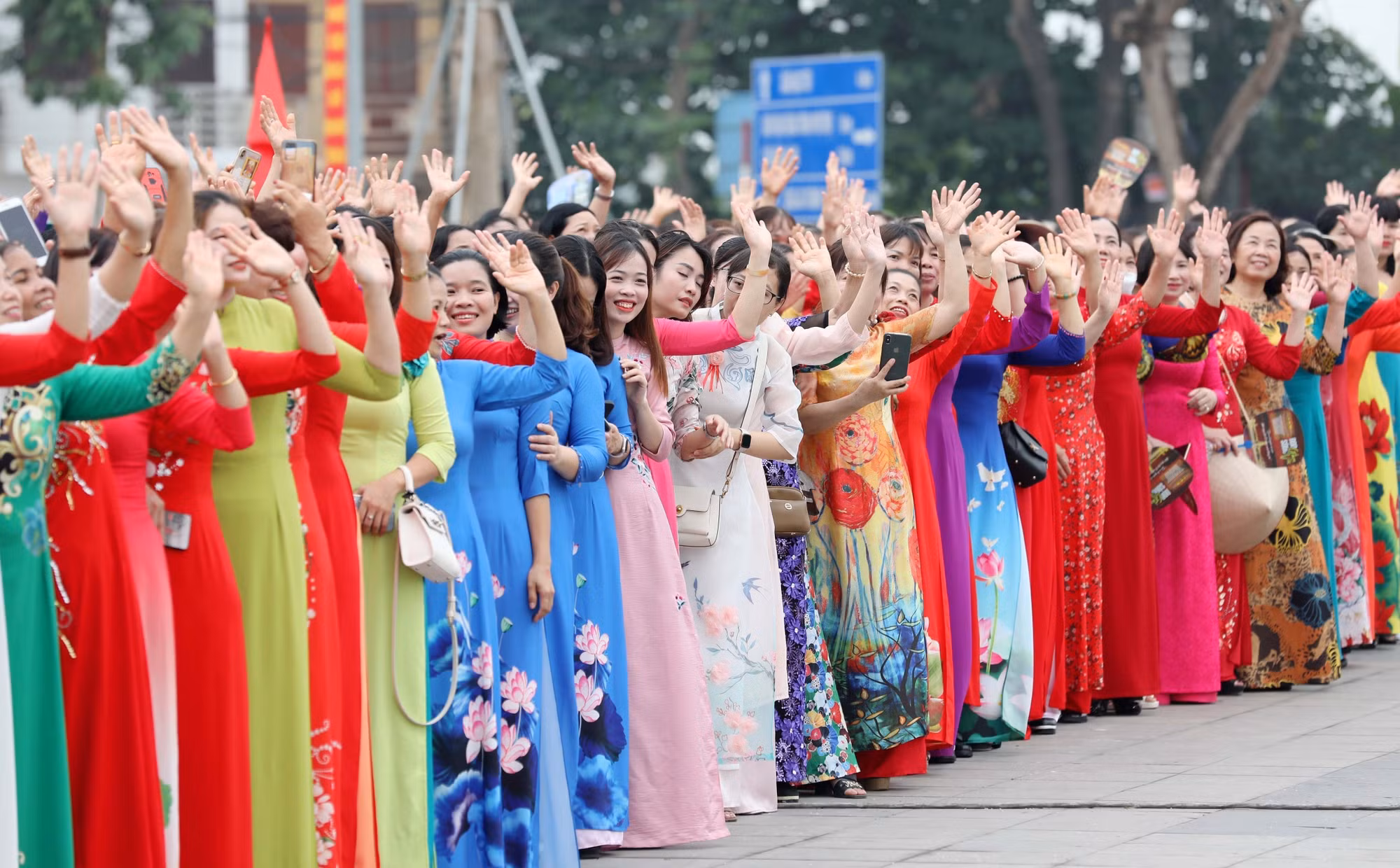 Giỗ Tổ Hùng Vương 2023: Trình diễn áo dài và xác lập 3 kỷ lục Guinness Việt Nam ảnh 7