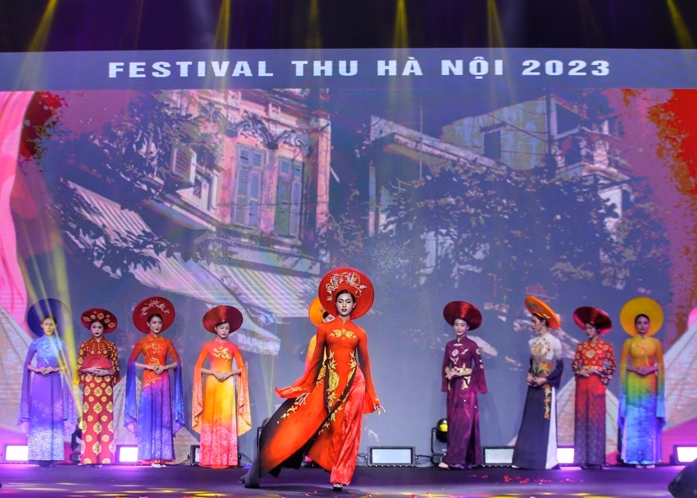 Nhẹ nhàng, lắng đọng lễ khai mạc Festival Thu Hà Nội ảnh 4 Nhẹ nhàng, lắng đọng lễ khai mạc Festival Thu Hà Nội ảnh 4