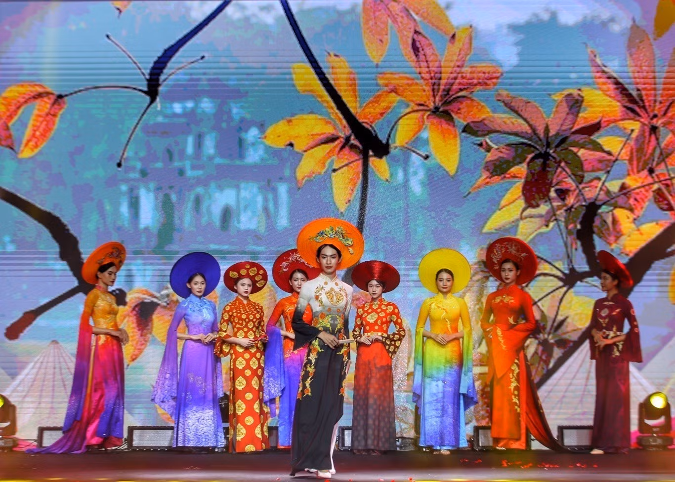 Nhẹ nhàng, lắng đọng lễ khai mạc Festival Thu Hà Nội ảnh 2 Nhẹ nhàng, lắng đọng lễ khai mạc Festival Thu Hà Nội ảnh 2