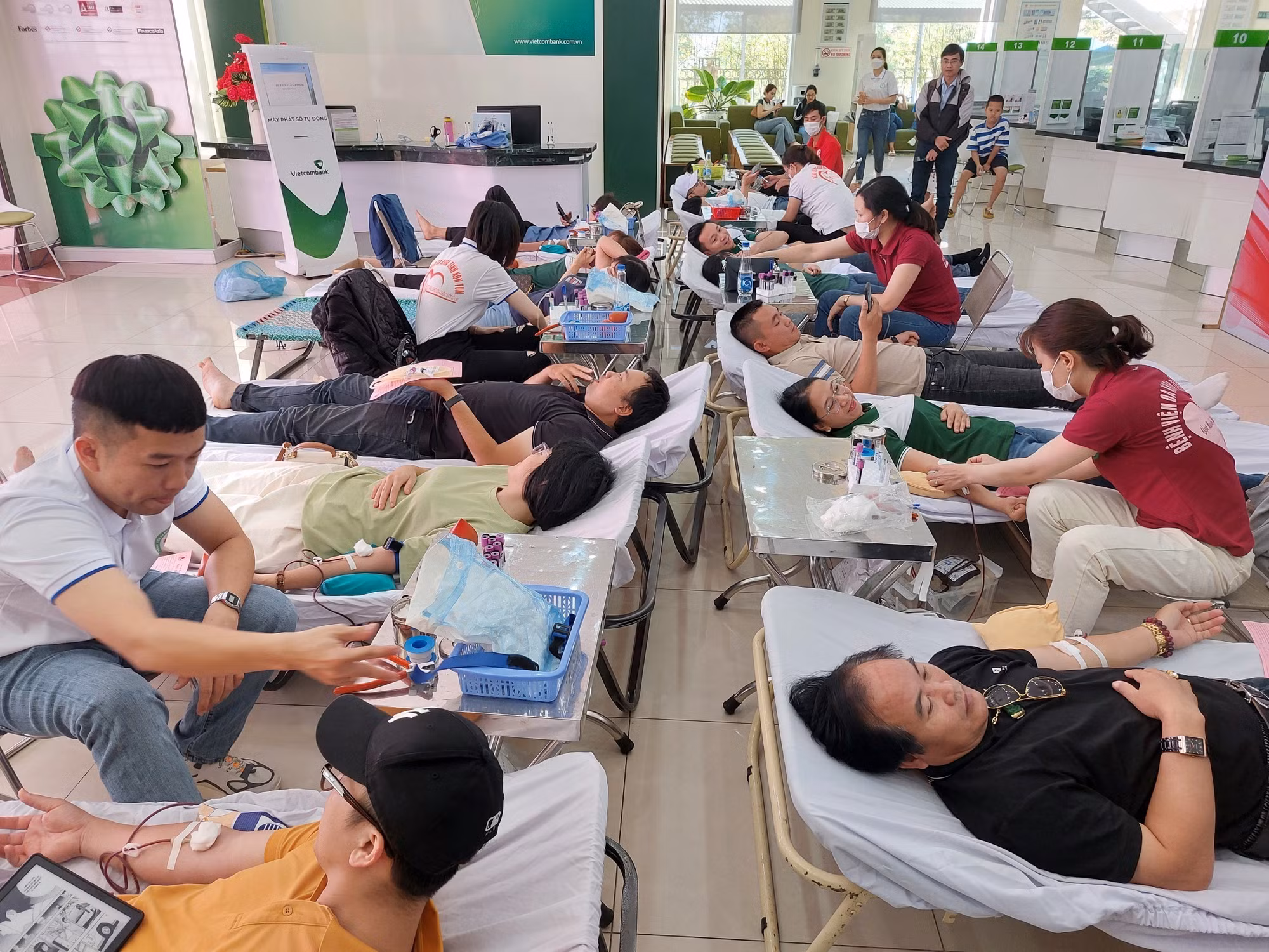 Người dân Kon Tum trao giọt hồng, trao yêu thương ảnh 1