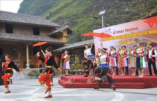 Các thiếu nữ dân tộc biểu diễn chào mừng khai trương Làng văn hóa du lịch cộng đồng dân tộc Mông. Ảnh: Minh Tâm-TTXVN