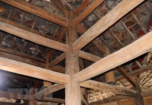Mái nhà lợp đá của người Thái ngành Thái trắng tại thị xã Mường Lay (Điện Biên). Ảnh: Xuân Tiến - TTXVN