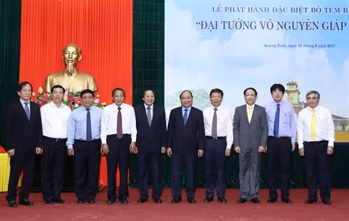Thủ tướng Nguyễn Xuân Phúc và các đại biểu tại lễ phát hành. Ảnh: Thống Nhất-TTXVN