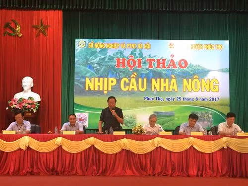 Ban cố vấn đang giải đáp các thắc mắc của bà con nông dân. Ảnh: Phan Ngọc Đức