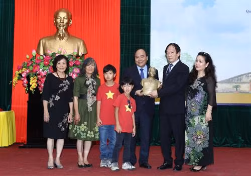 Thủ tướng Nguyễn Xuân Phúc với gia đình Đại tướng Võ Nguyên Giáp tại buổi lễ. Ảnh: Thống Nhất-TTXVN