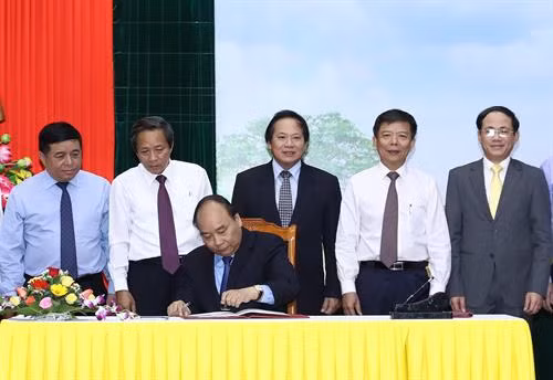 Thủ tướng Nguyễn Xuân Phúc ký và đóng dấu phát hành bộ tem. Ảnh: Thống Nhất-TTXVN