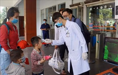 Tất cả hành khách đến Thành phố Hồ Chí Minh qua ga Sài Gòn đều phải đi qua máy đo thân nhiệt. Ảnh: Tiến Lực - TTXVN