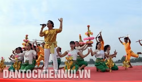 Biểu diễn văn nghệ Khmer bên khán đài sông Cái Lớn phục vụ người dân tham gia lễ hội Oóc Om Bóc 2019 tại tỉnh Kiên Giang. Ảnh: Lê Sen