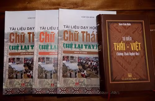 Bộ sách dạy học chữ Thái hệ Lai - Tay gồm 5 cuốn theo từng chủ đề của ông Sầm Văn Bình được sử dụng rộng rãi ở các lớp học chữ Thái hiện nay. Ảnh: Bích Huệ