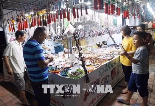 Các gian hàng bán đồ lưu niệm phục vụ người dân và du khách tại chương trình “Đà Nẵng – Điểm hẹn mùa hè 2018”. Ảnh: Trần Lê Lâm - TTXVN