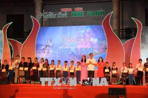 Trao tặng học bổng cho học sinh nghèo vượt khó. Ảnh: Thanh Thủy-TTXVN