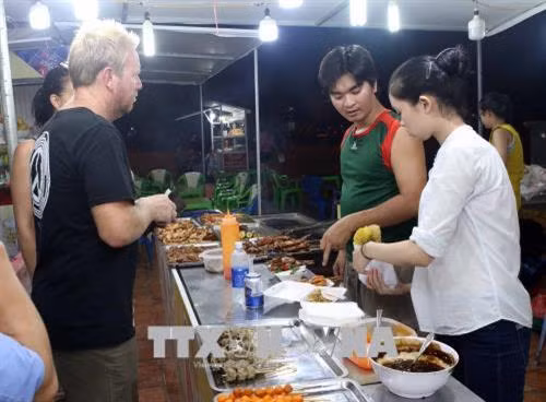 Khách du lịch quốc tế thưởng thức các món ẩm thực của Việt Nam tại chương trình. Ảnh: Trần Lê Lâm - TTXVN