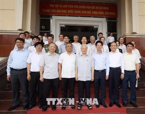 Tổng Bí thư Nguyễn Phú Trọng với các đại biểu và cử tri tại quận Thanh Xuân. Ảnh: Trí Dũng –TTXVN