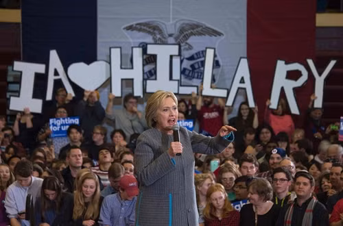 Ứng cử viên đảng Dân chủ Hillary Clinton phát biểu tại trường Trung học Abraham Lincoln ở Des Moines, Iowa . AFP/TTXVN
