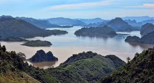 Phong cảnh hữu tình nơi thượng nguồn hồ thủy điện Hòa Bình. Ảnh: Thanh Hà- TTXVN