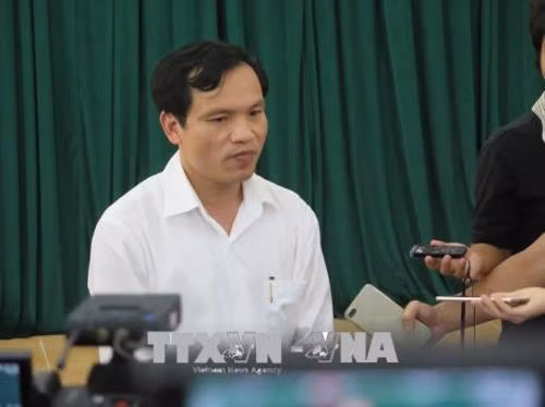 Ông Mai Văn Trinh, Cục trưởng Cục Quản lý chất lượng Bộ Giáo dục và Đào tạo trao đổi với phóng viên sau khi kết thúc buổi họp báo. Ảnh: Hữu Quyết - TTXVN
