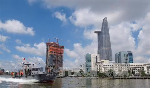 Một góc không gian kiến trúc phía bờ Tây sông Sài Gòn thuộc khu vực Quận 1, Thành phố Hồ Chí Minh. Ảnh: Thế Anh - TTXVN