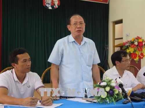 Ông Tống Duy Hiến, Phó chánh Thanh tra Bộ Giáo dục và Đào tạo trả lời câu hỏi của các cơ quan báo chí tại buổi họp báo. Ảnh: Hữu Quyết - TTXVN