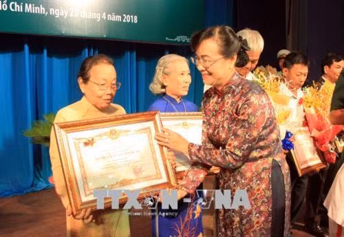 Bà Nguyễn Thị Quyết Tâm, Phó Bí thư Thành ủy, Chủ tịch Hội đồng nhân dân Thành phố Hồ Chí Minh cùng thân nhân Mẹ Việt Nam Anh hùng. Ảnh: Xuân Khu-TTXVN