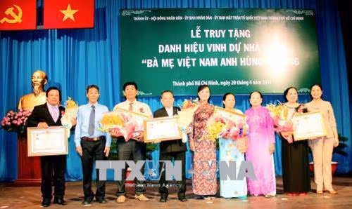 Bà Nguyễn Thị Quyết Tâm, Phó Bí thư Thành ủy, Chủ tịch Hội đồng nhân dân Thành phố Hồ Chí Minh cùng thân nhân Mẹ Việt Nam Anh hùng. Ảnh: Xuân Khu-TTXVN