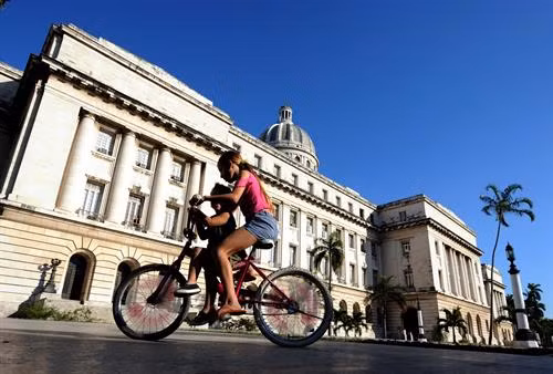 Capitolio mang phong cách tân cổ điển và được nhiều chuyên gia kiến trúc xếp hạng một trong 6 cung điện nổi bất nhất thế giới.