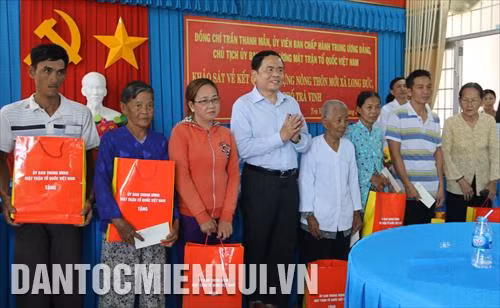 Chủ tịch Uỷ ban Trung ương MTTQ Việt Nam Trần Thanh Mẫn tặng quà cho hộ nghèo ở xã Long Đức (Trà Vinh). Ảnh: Thanh Hoà