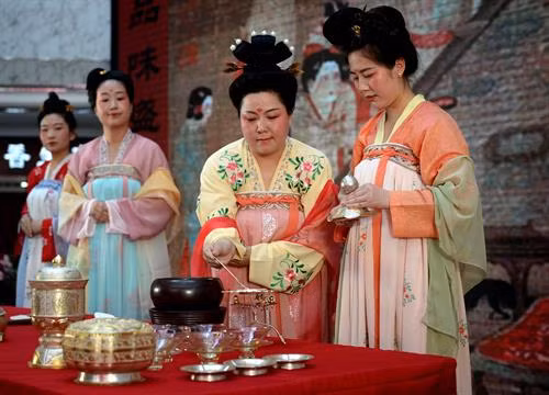 Nghệ nhân trà đạo chế biến các món điểm tâm truyền thống để thưởng thức cùng trà. THX/TTXVN Nghệ nhân trà đạo thêm muối vào ấm trà. THX/TTXVN